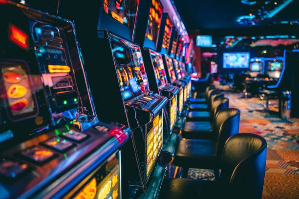 Roulette wheel and betting layout with clear number grid