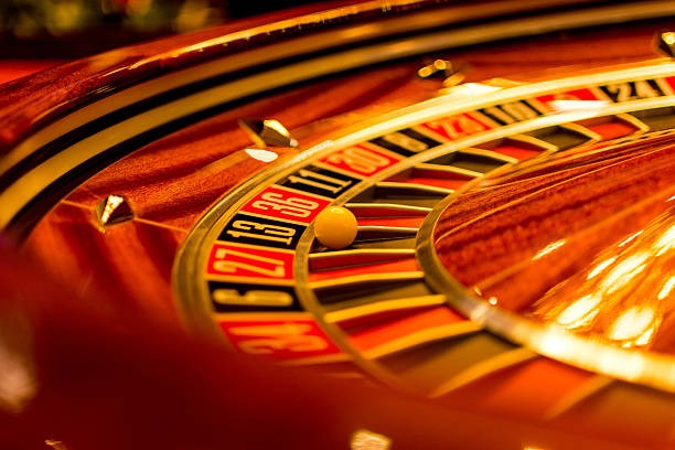 Live dealer conducting Sic Bo game at hoki bonus studio